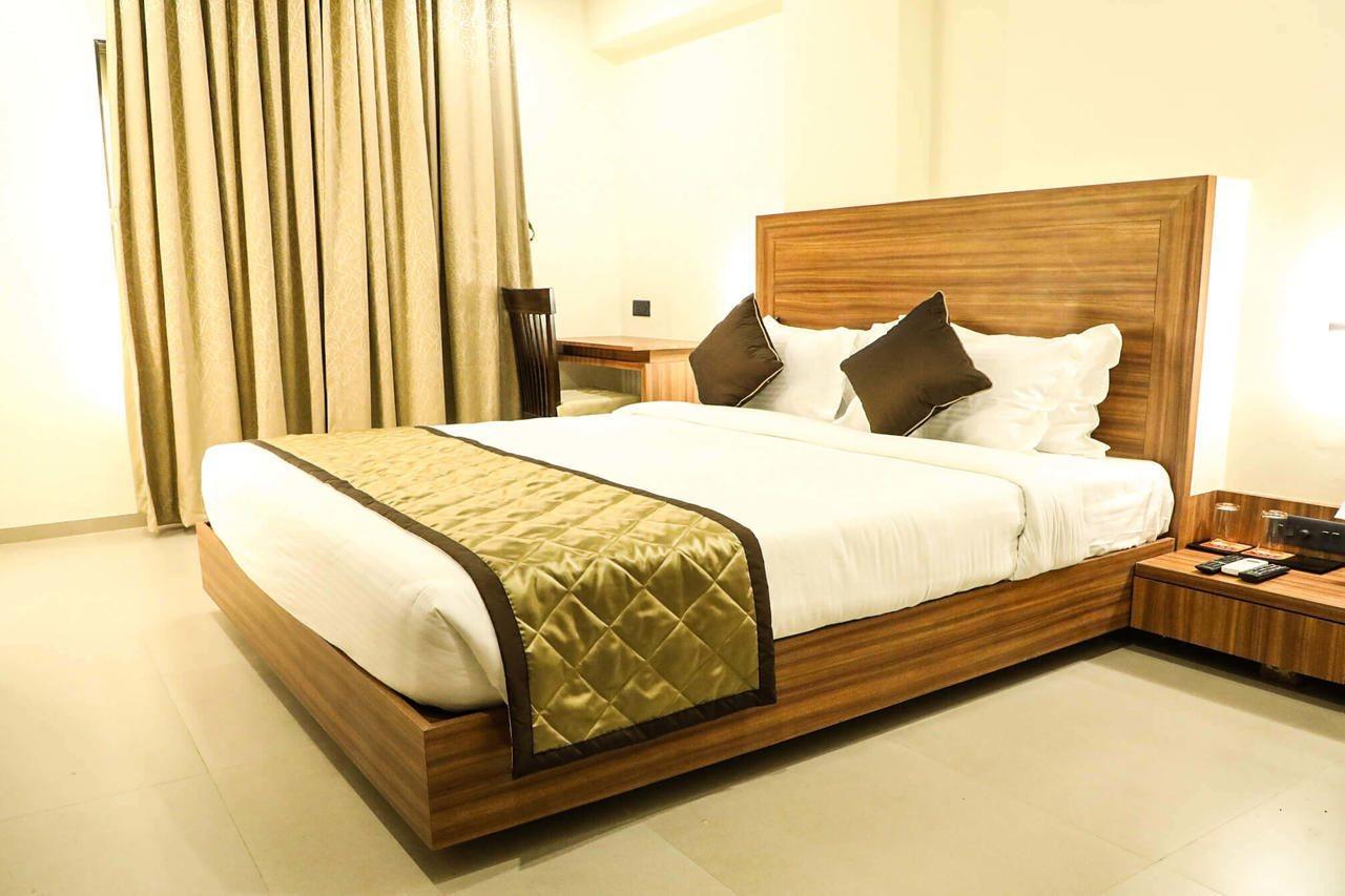 Kyriad Hotel Solapur By Othpl Zewnętrze zdjęcie