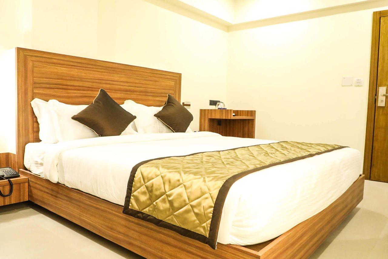 Kyriad Hotel Solapur By Othpl Zewnętrze zdjęcie
