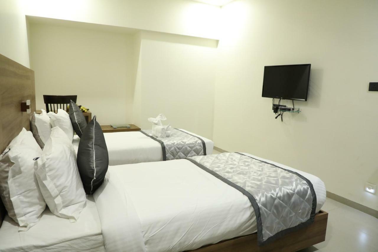 Kyriad Hotel Solapur By Othpl Zewnętrze zdjęcie