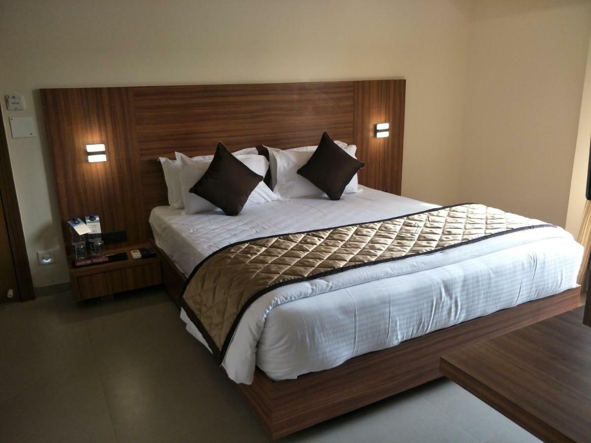 Kyriad Hotel Solapur By Othpl Zewnętrze zdjęcie