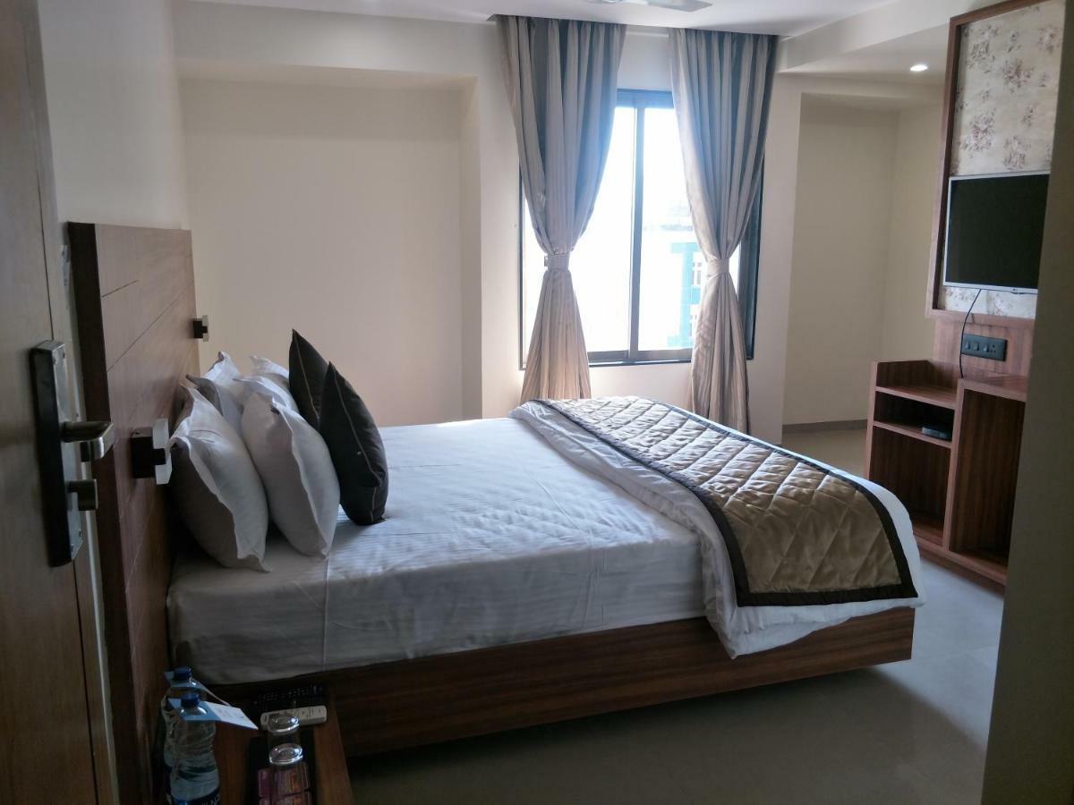 Kyriad Hotel Solapur By Othpl Zewnętrze zdjęcie