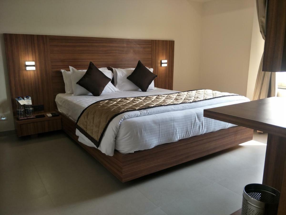 Kyriad Hotel Solapur By Othpl Zewnętrze zdjęcie