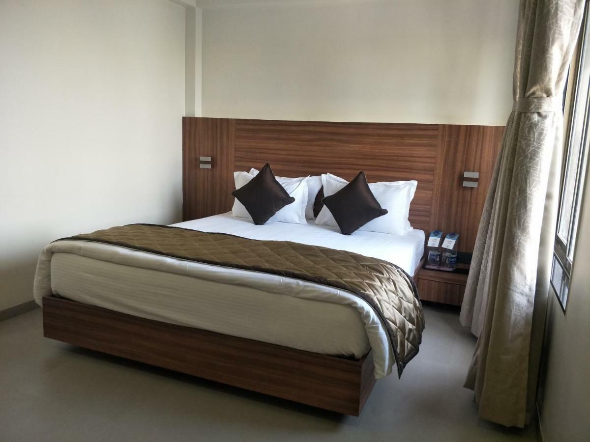 Kyriad Hotel Solapur By Othpl Zewnętrze zdjęcie