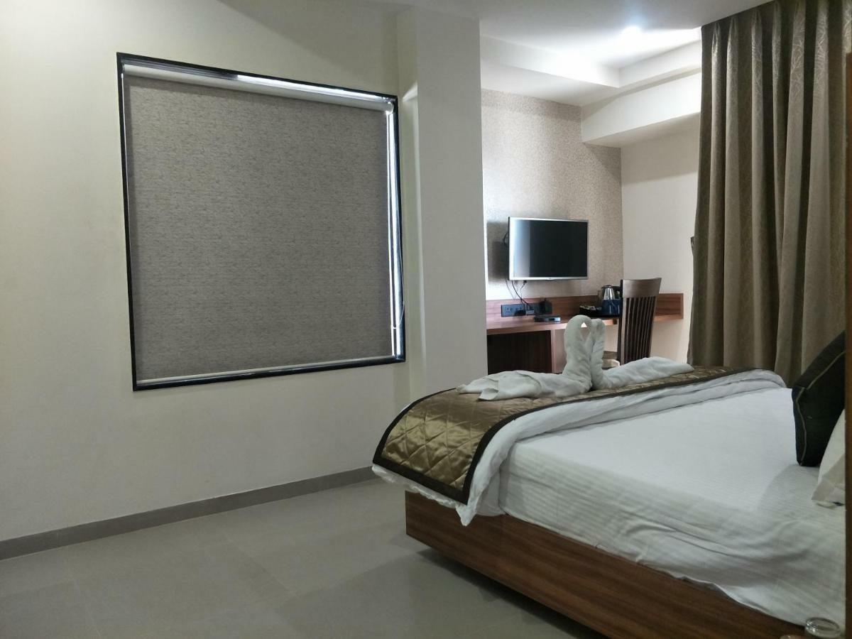 Kyriad Hotel Solapur By Othpl Zewnętrze zdjęcie