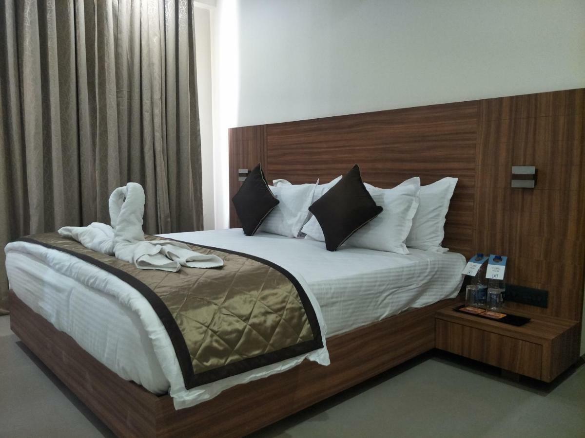 Kyriad Hotel Solapur By Othpl Zewnętrze zdjęcie