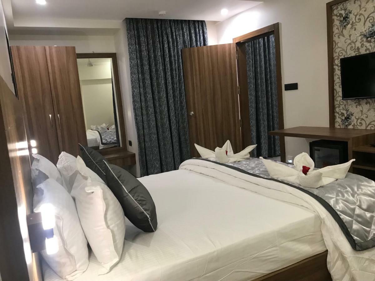 Kyriad Hotel Solapur By Othpl Zewnętrze zdjęcie