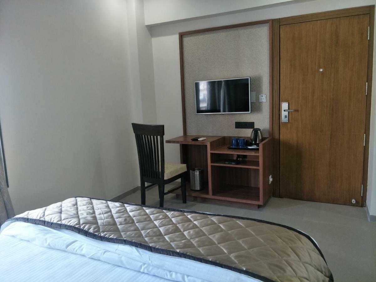 Kyriad Hotel Solapur By Othpl Zewnętrze zdjęcie