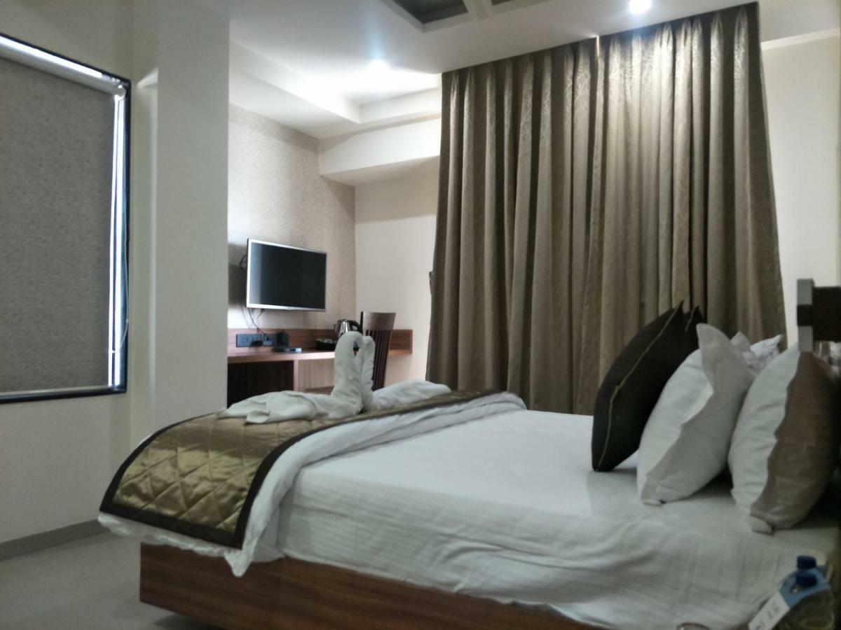 Kyriad Hotel Solapur By Othpl Zewnętrze zdjęcie