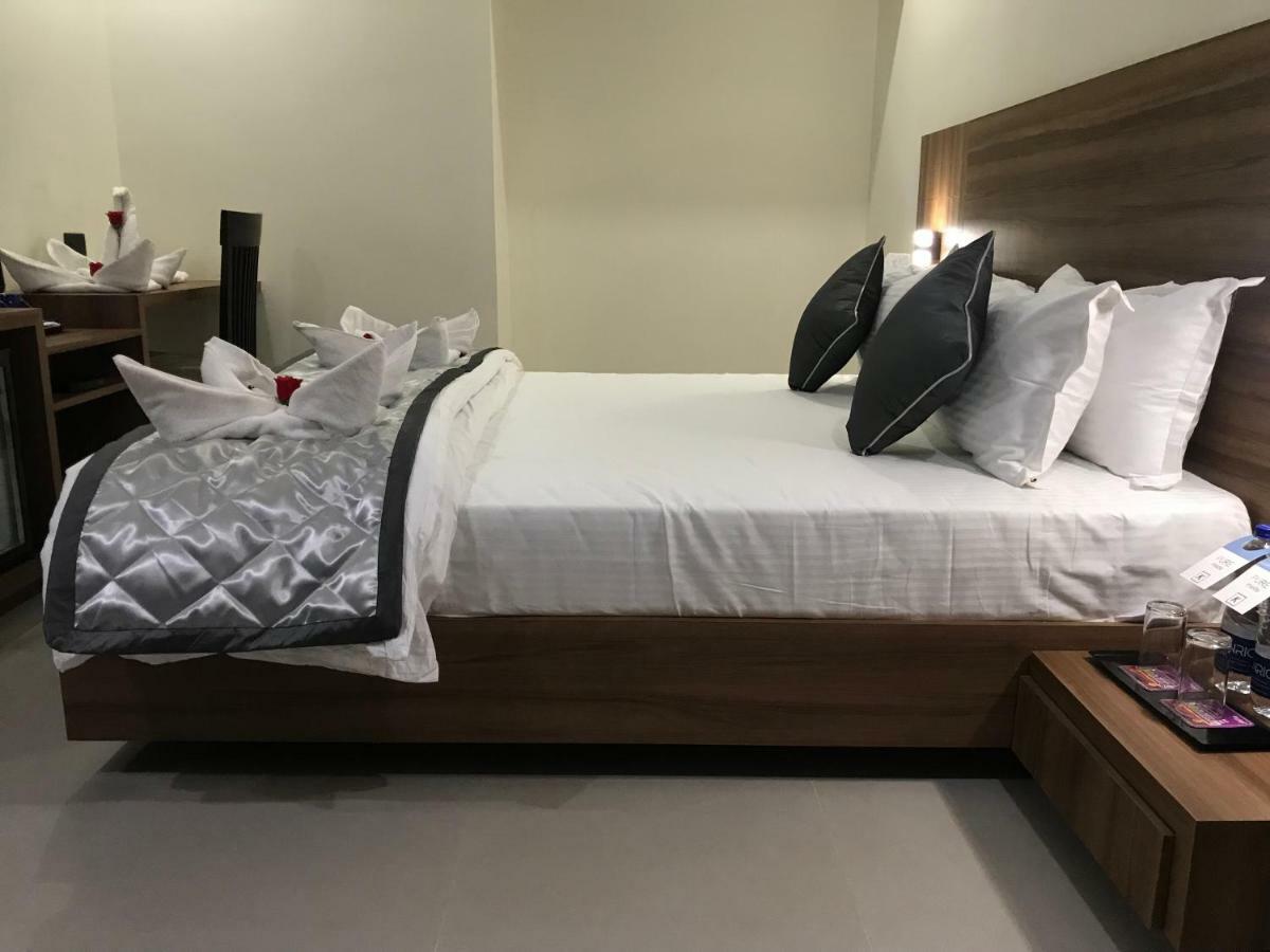 Kyriad Hotel Solapur By Othpl Zewnętrze zdjęcie
