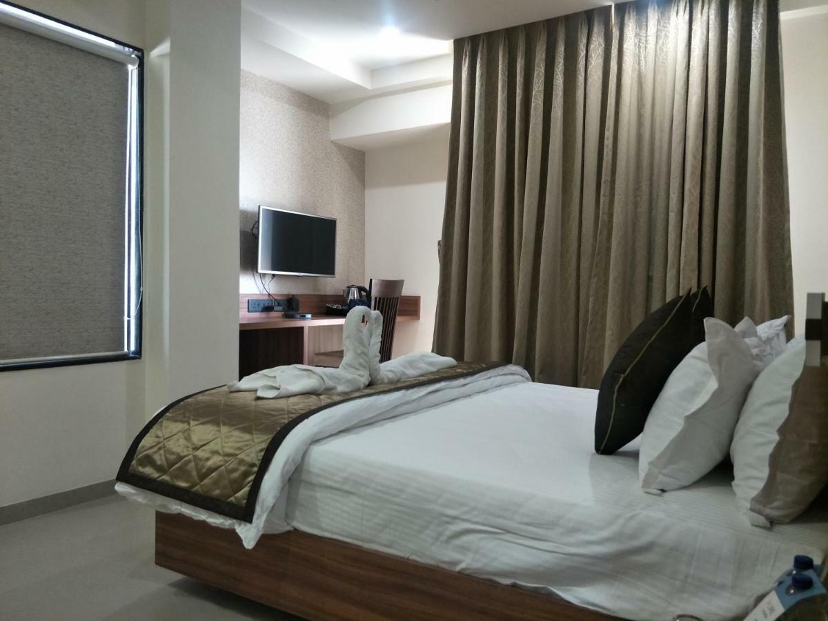 Kyriad Hotel Solapur By Othpl Zewnętrze zdjęcie