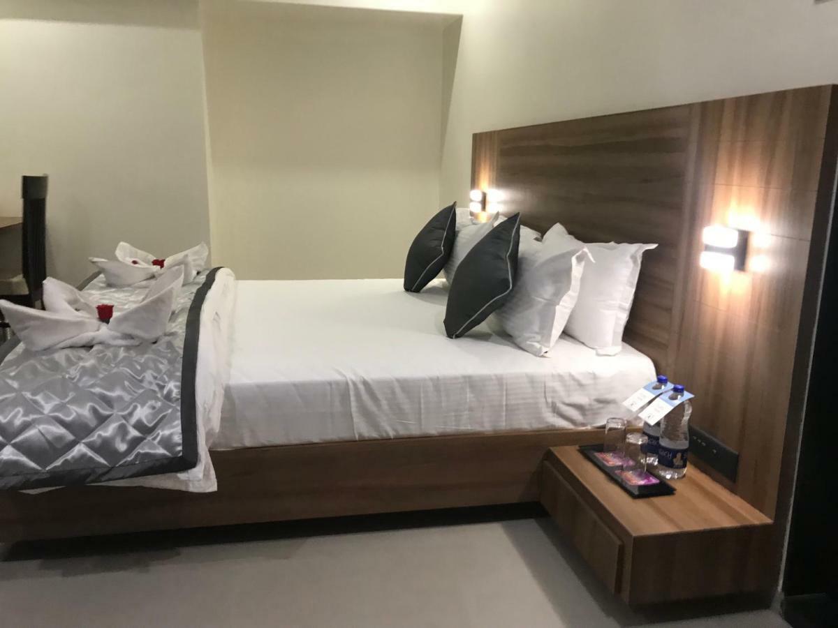 Kyriad Hotel Solapur By Othpl Zewnętrze zdjęcie