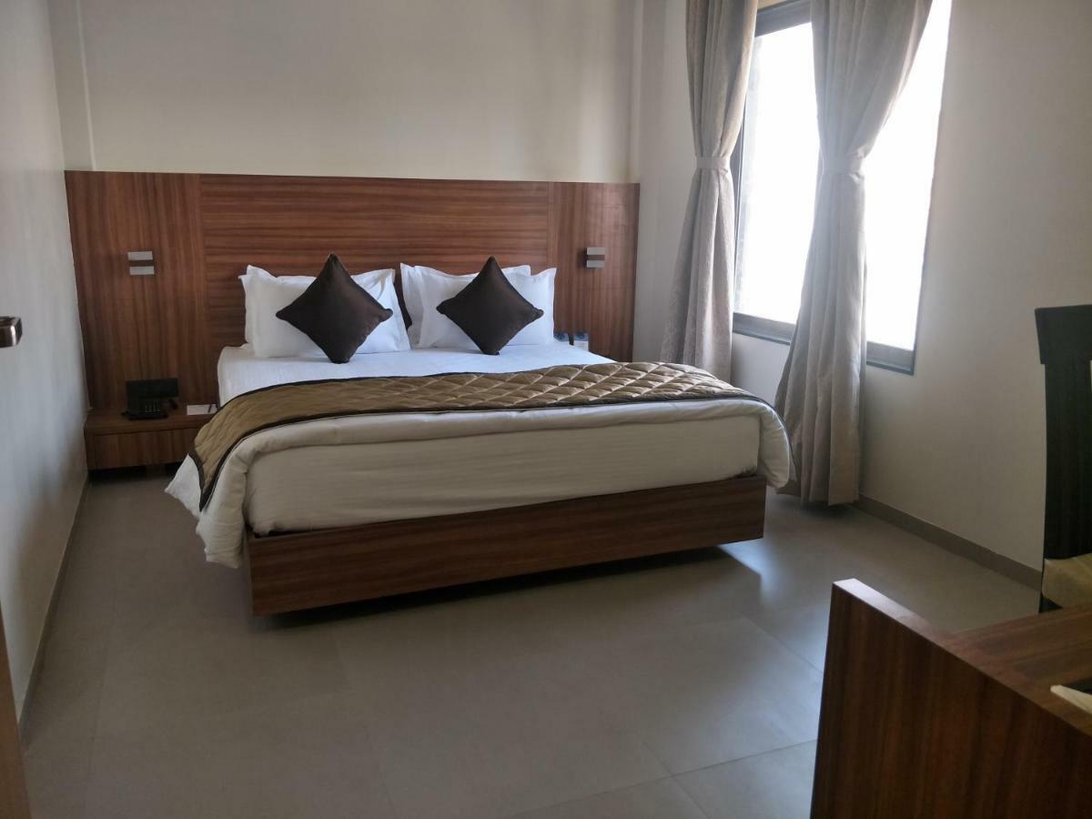 Kyriad Hotel Solapur By Othpl Zewnętrze zdjęcie