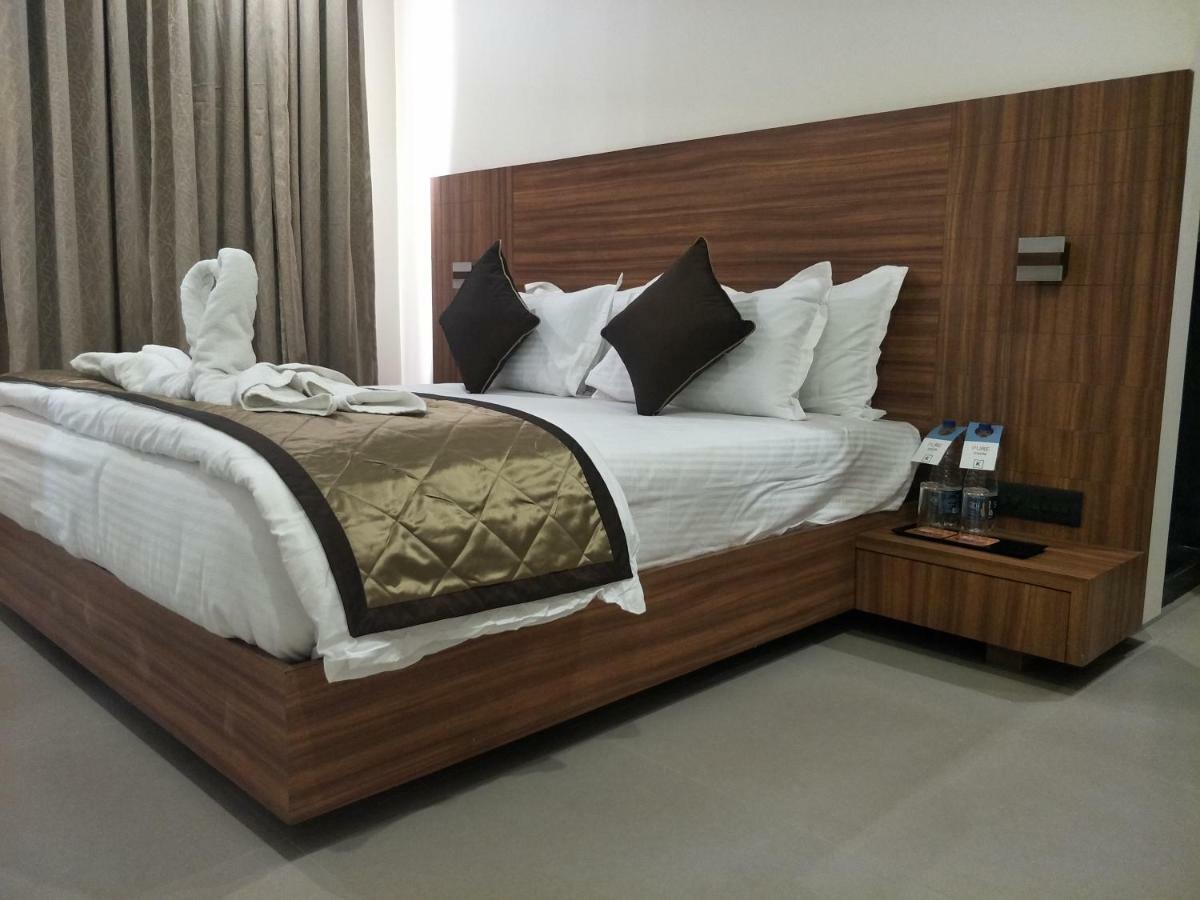 Kyriad Hotel Solapur By Othpl Zewnętrze zdjęcie