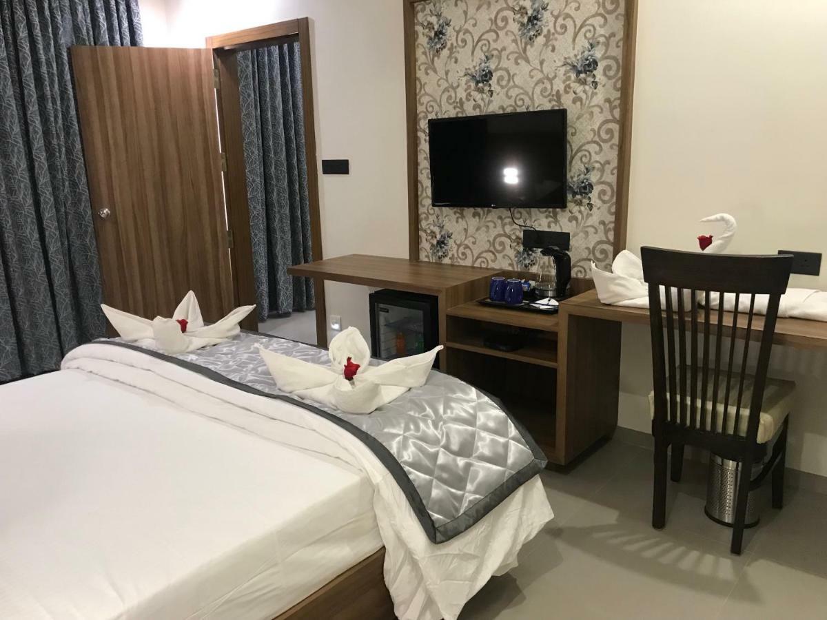 Kyriad Hotel Solapur By Othpl Zewnętrze zdjęcie