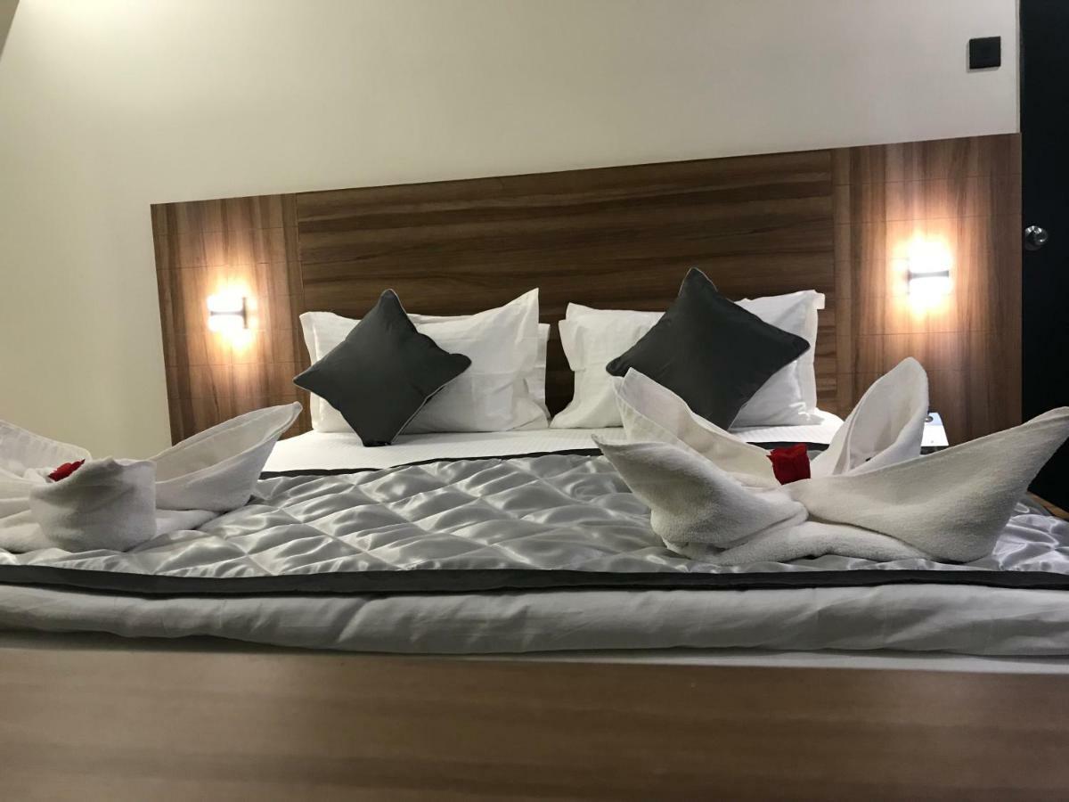 Kyriad Hotel Solapur By Othpl Zewnętrze zdjęcie