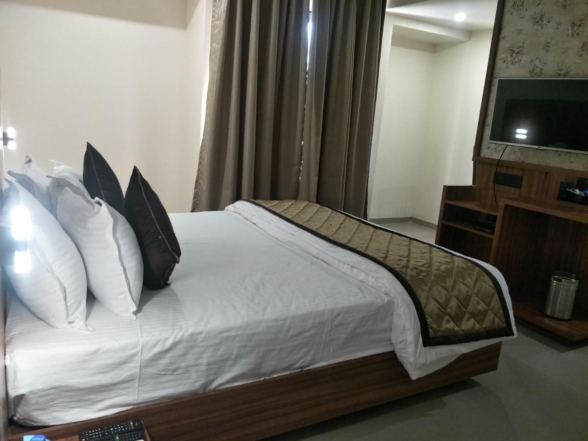 Kyriad Hotel Solapur By Othpl Zewnętrze zdjęcie