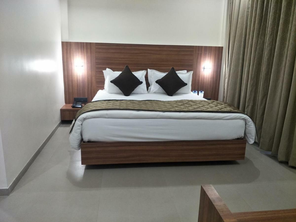 Kyriad Hotel Solapur By Othpl Zewnętrze zdjęcie
