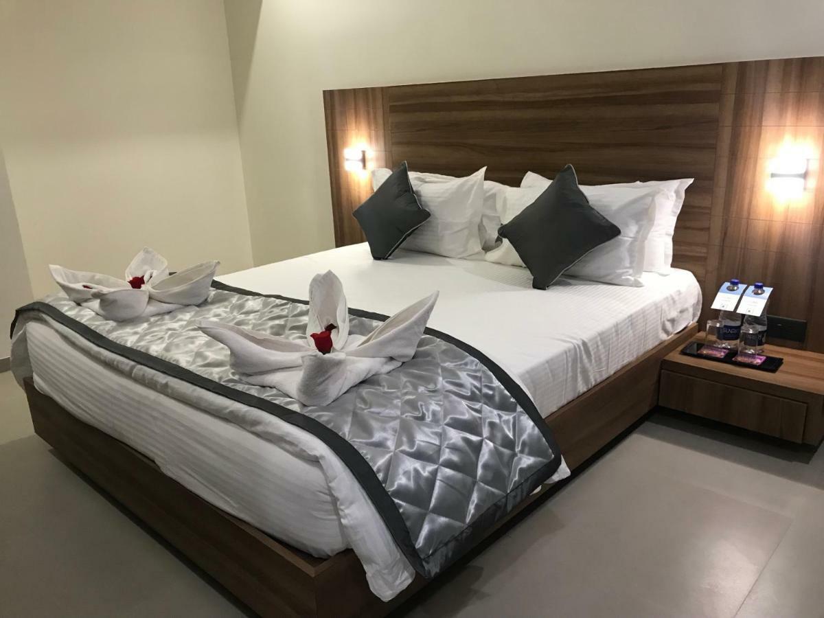 Kyriad Hotel Solapur By Othpl Zewnętrze zdjęcie