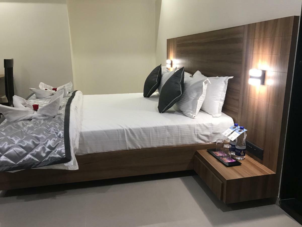 Kyriad Hotel Solapur By Othpl Zewnętrze zdjęcie